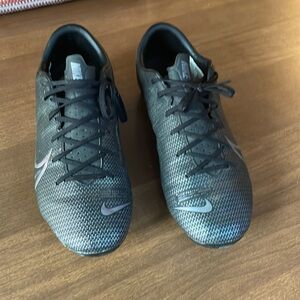 Men’s 8.5 Nike soccer cleats grey and black barely worn nike soccer cleats